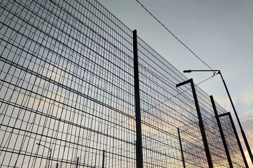 Ogrodzenia z siatki wykonane z paneli stalowych zamontowane przy oświetleniu zewnętrznym