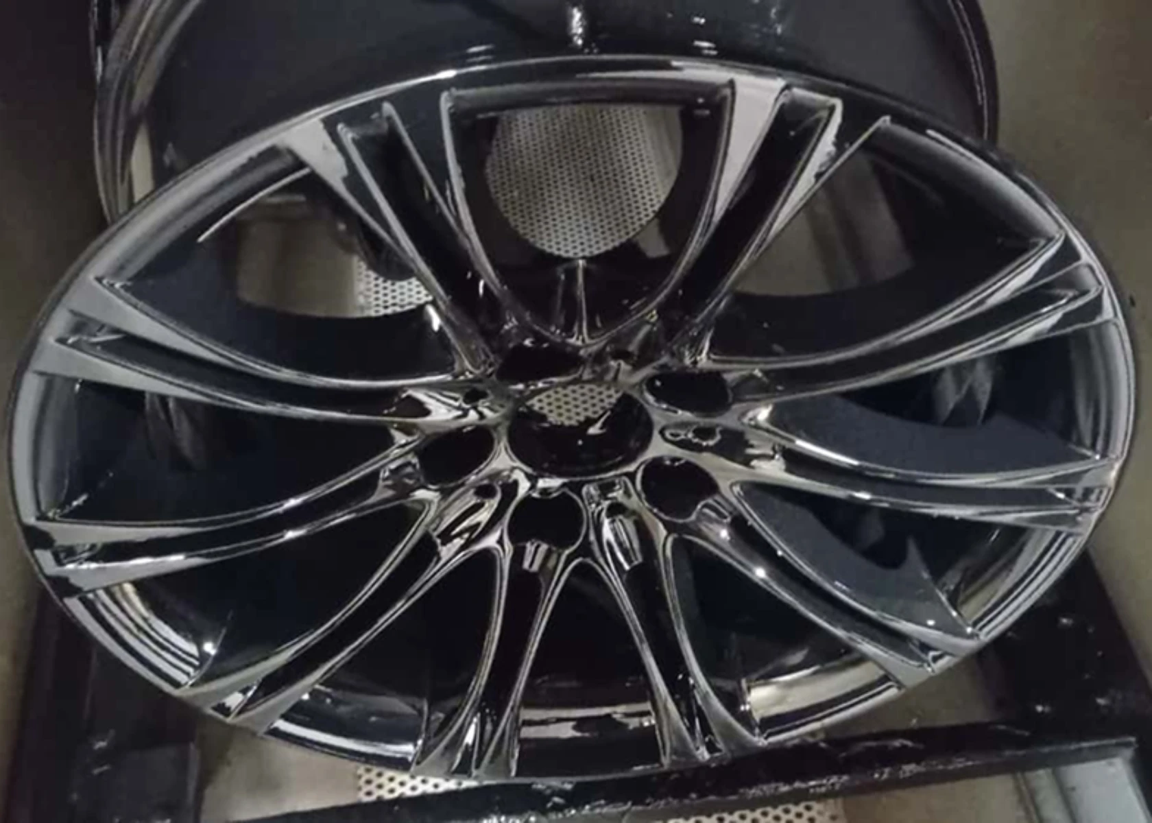 Felga samochodowa po lakierowaniu proszkowym w warsztacie