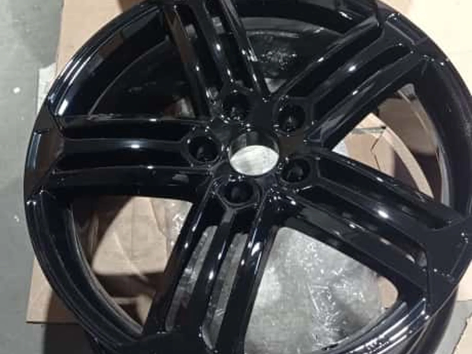 Stalowa felga samochodowa po lakierowaniu proszkowym w czarnym połysku