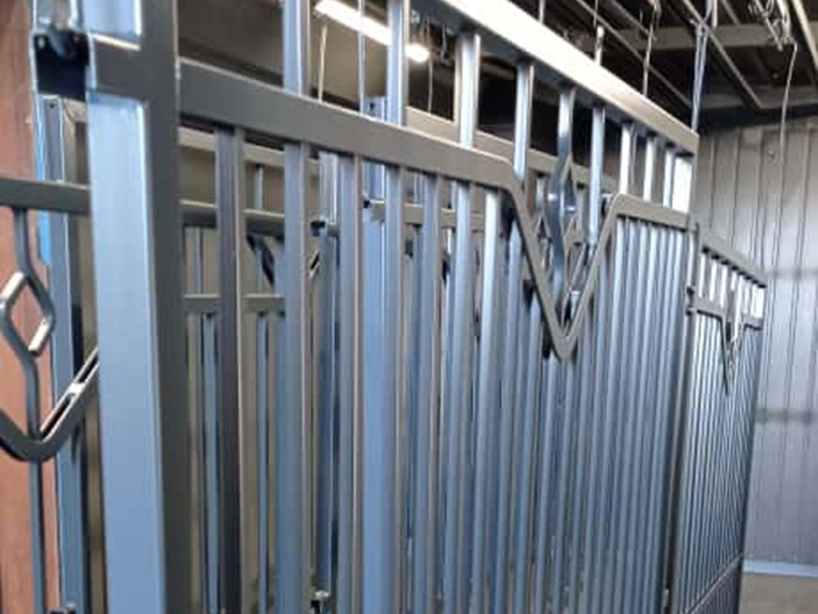 Ogrodzenia kute – szary metalowy panel ogrodzeniowy z ozdobnymi prętami i geometrycznym motywem