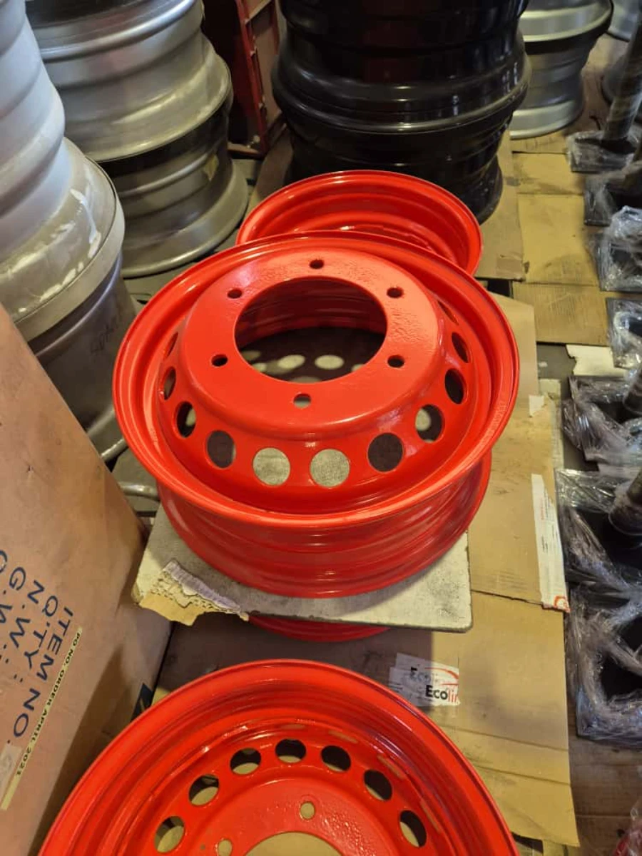 Stalowe felgi samochodowe po lakierowaniu proszkowym w intensywnej czerwieni