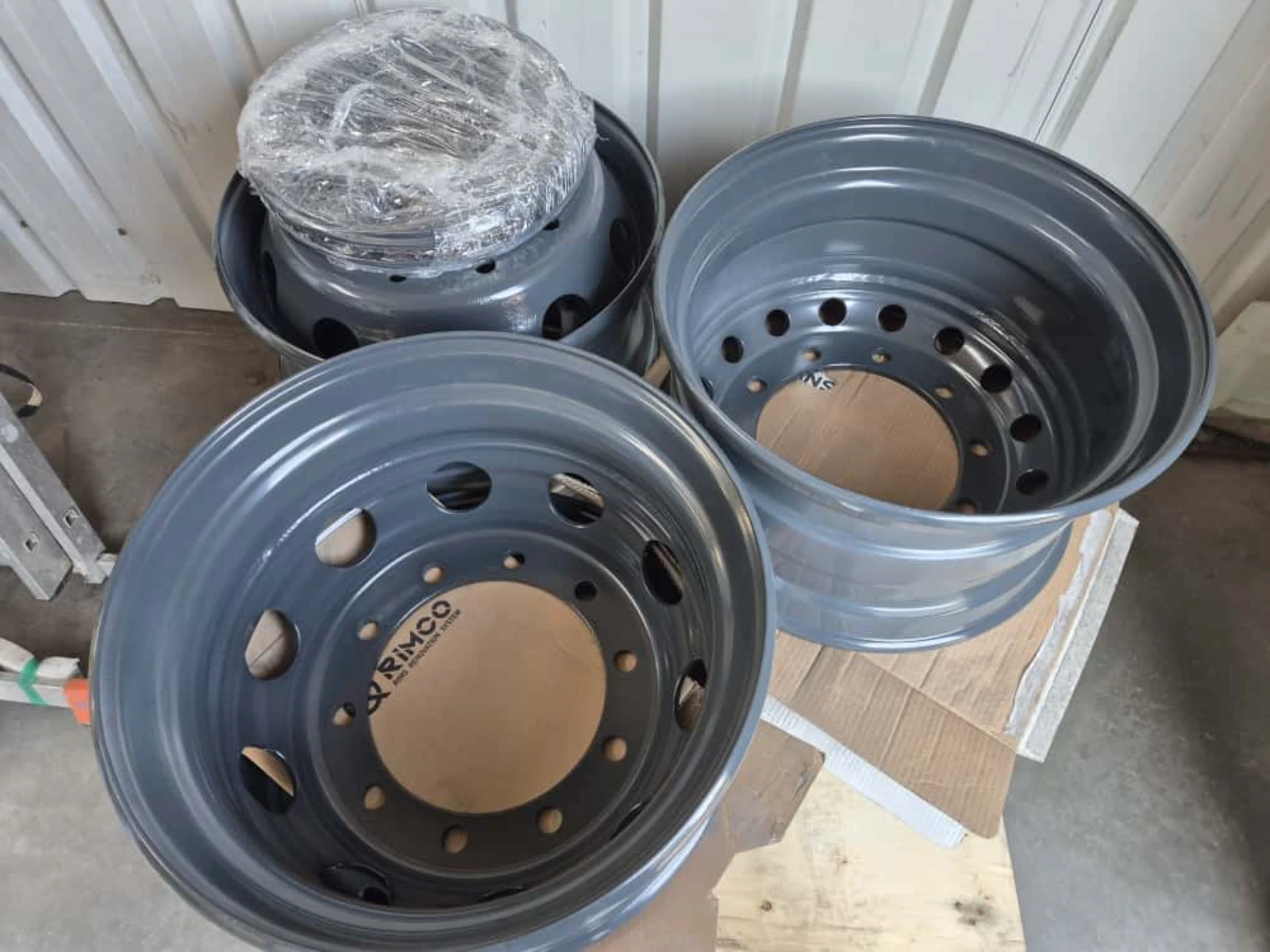 Trzy stalowe felgi po lakierowaniu proszkowym w szarym kolorze