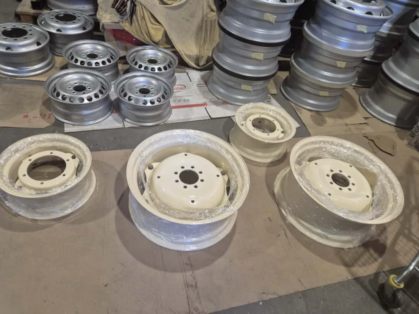 Kilka felg samochodowych po lakierowaniu proszkowym ustawionych w warsztacie