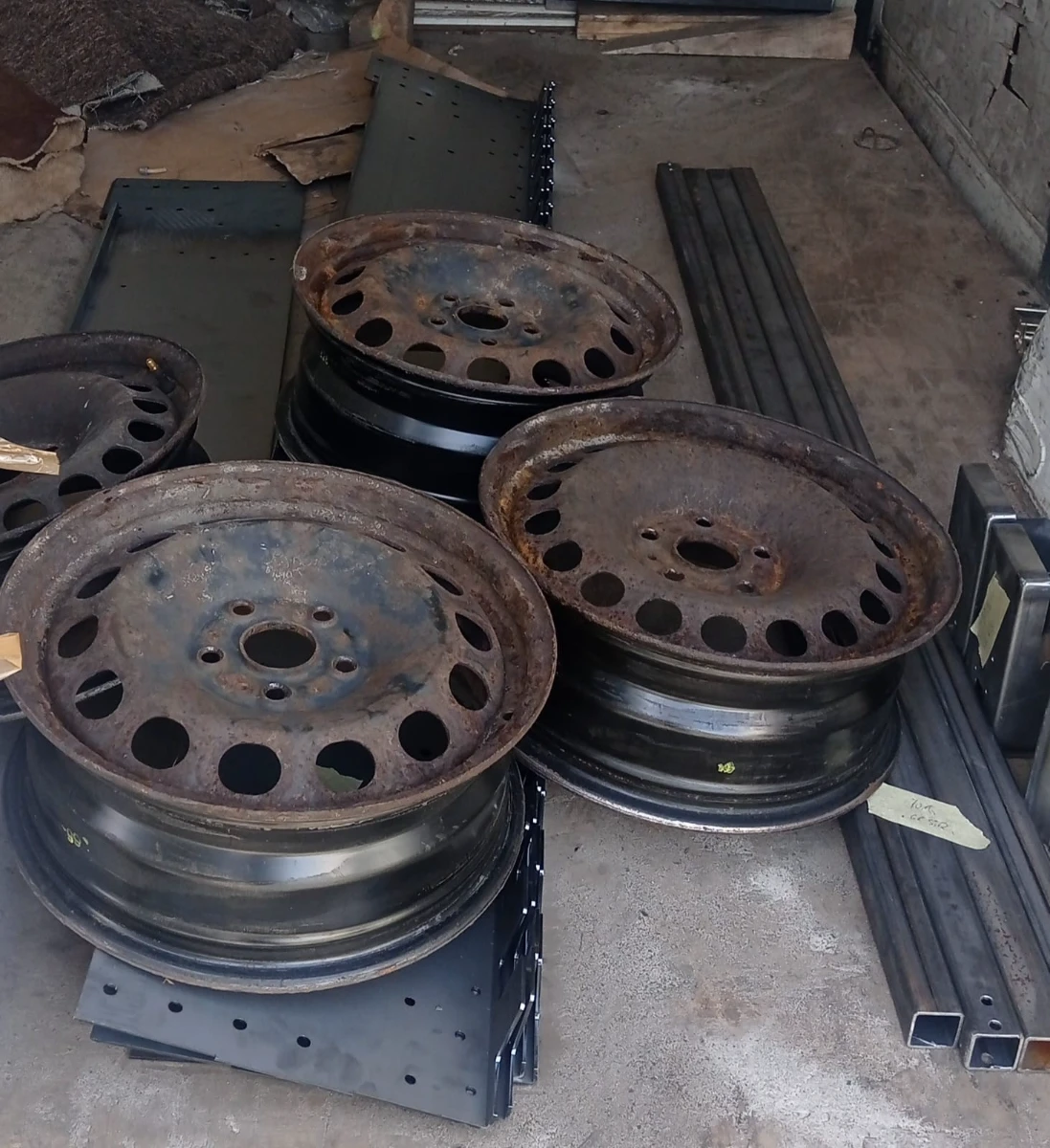 Stalowe felgi samochodowe z rdzą przygotowane do piaskowania