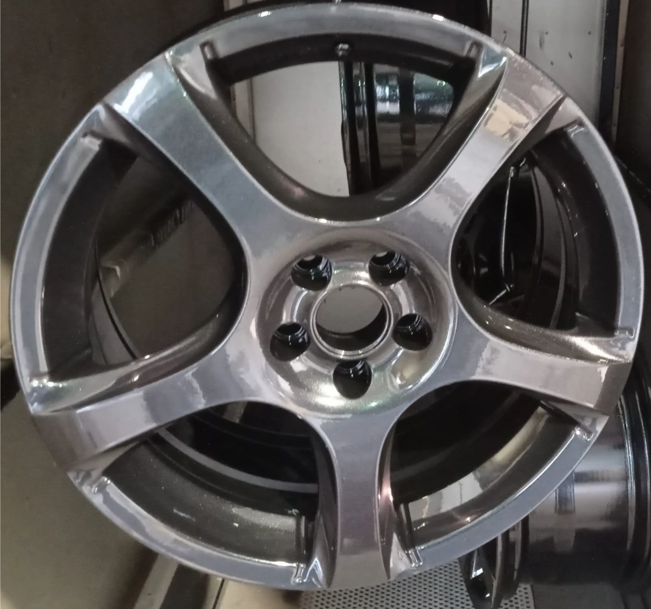 Aluminiowa felga samochodowa po renowacji i lakierowaniu proszkowym na wysoki połysk