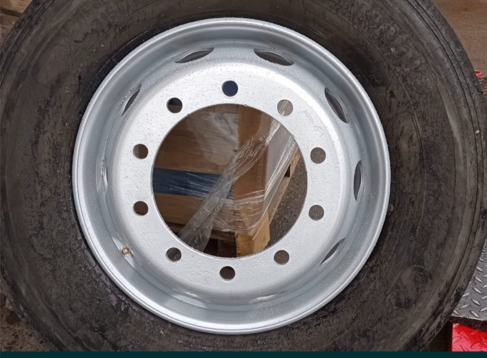 Stalowa felga samochodowa w oponie, efekt Lakierowanie proszkowe, przygotowana do montażu