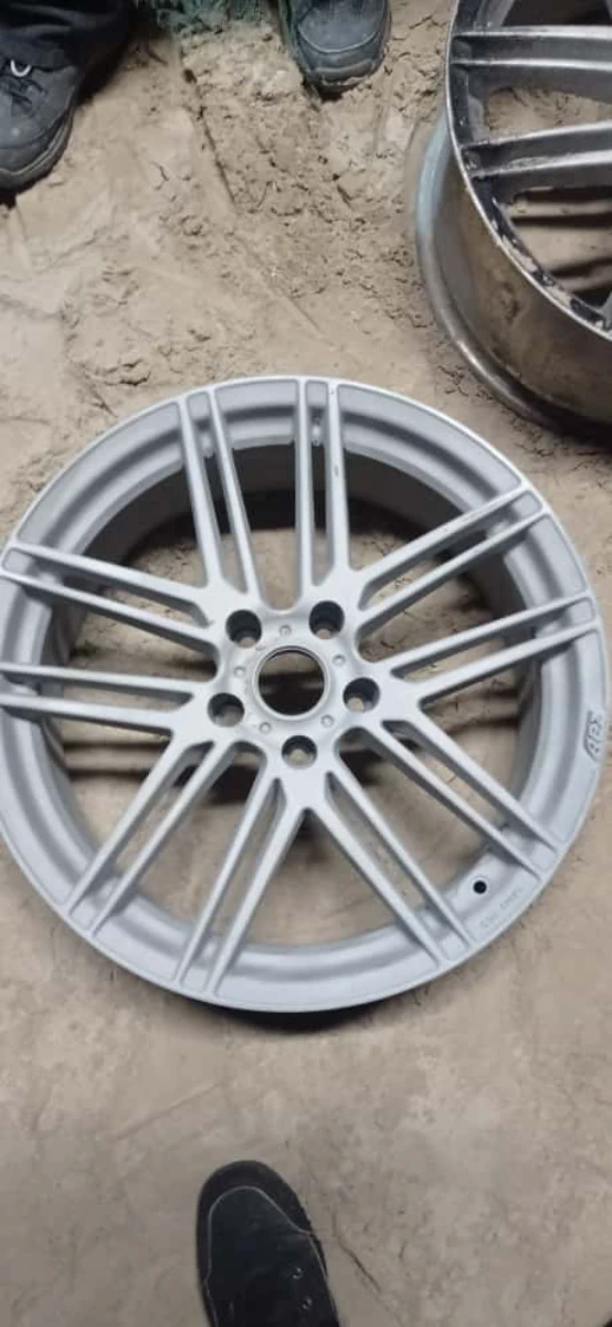 Felga aluminiowa wieloramienna po piaskowaniu na posadzce warsztatowej