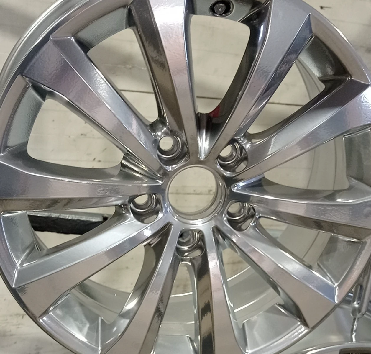 Aluminiowa felga po lakierowaniu proszkowym w srebrnym wykończeniu