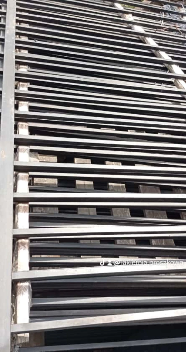 Malowane proszkowo poziome listwy ogrodzenia żaluzjowego ułożone równolegle na montażu