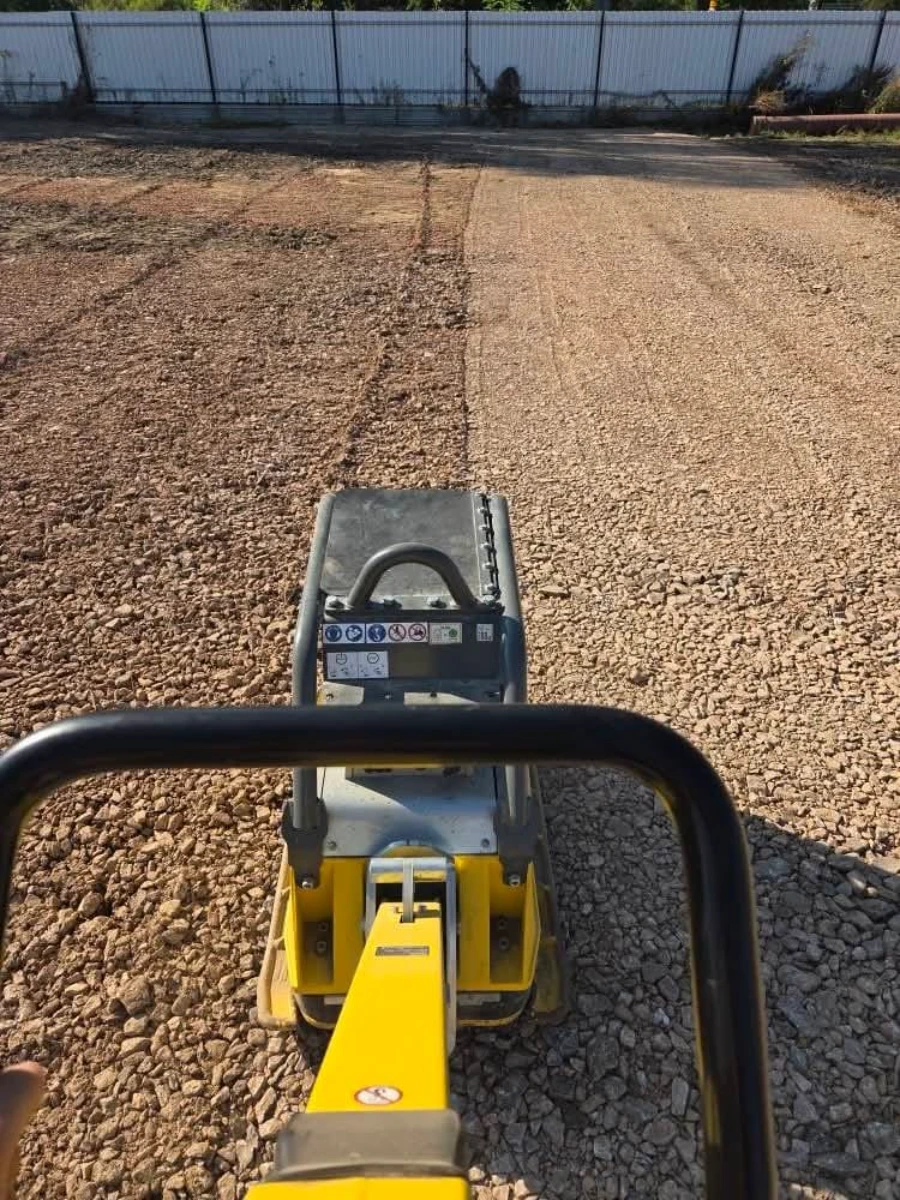 Zagęszczarka wyrównująca i ubijająca kruszywo na przygotowanym podłożu