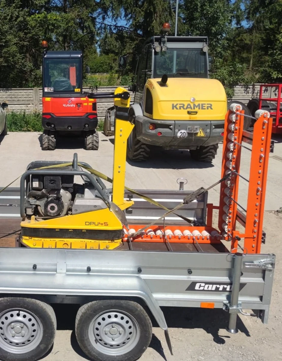 Zagęszczarka na przyczepie transportowej na placu budowy
