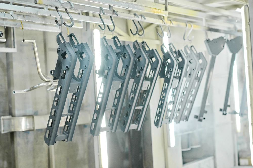 Malowanie proszkowe metalowych elementów zawieszonych na hakach