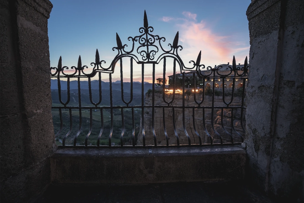 Ornamentowe ogrodzenie kute na tarasie widokowym