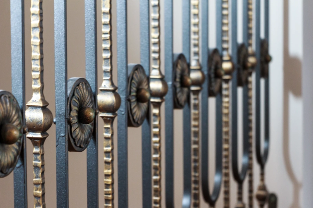 Ogrodzenie kute z dekoracyjnymi rozetami po malowaniu proszkowym